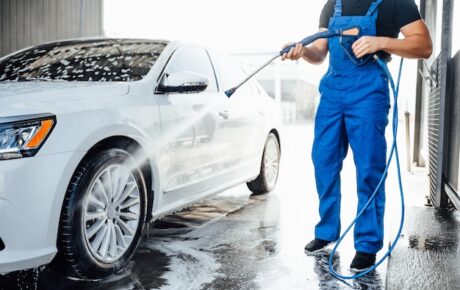 ¿Es mejor lavar el coche a mano o en túnel de lavado?