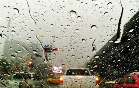 Cómo conducir de manera segura bajo la lluvia o nieve